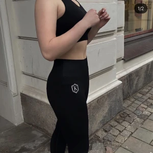 Träningsset  - Tights+topp med inlägg.  Har två likadana set. Strl : S & Strl : M (oanvänd) 🤍 Superfina och väldigt bekväma med högmidja. 
