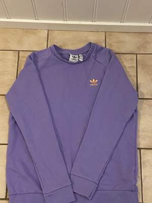 En lila Adidas sweatshirt knappt använd och inga defekter