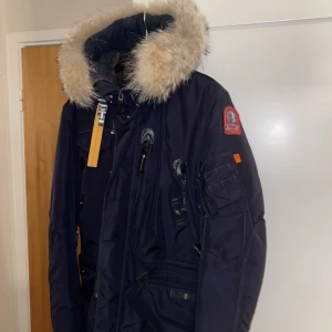 Parajumper Righthand  - Parajumper jacka i navyblue Utmärkt skick, inga skador, röklukt eller likande. Storlek M