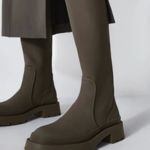 Boots - Intressekonflikt på mina Zara boots, storlek 39. Använda ett fåtal gånger så väldigt fint skick