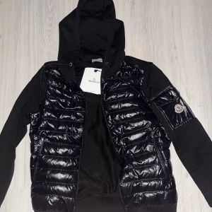 Moncler Cardigan - Tja! Säljer min sjukt snygga Moncler Cardigan i storlek S som inte är använd en ända gång. Skick 10/10   Finns QR kod/tags  Hör av dig om du är intresserad eller har några frågor osv!😉