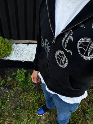 One of one og zip - Säljer min svarta One of one tröja som Inte har släppt någon sten. skick 9/10 Storlen S passar även som M själv är jag 180 och den sitter perfekt.  Köparen står för frakt