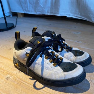 Old school adidas  - Feta gamla adidas, säljer pga fel storlek. 