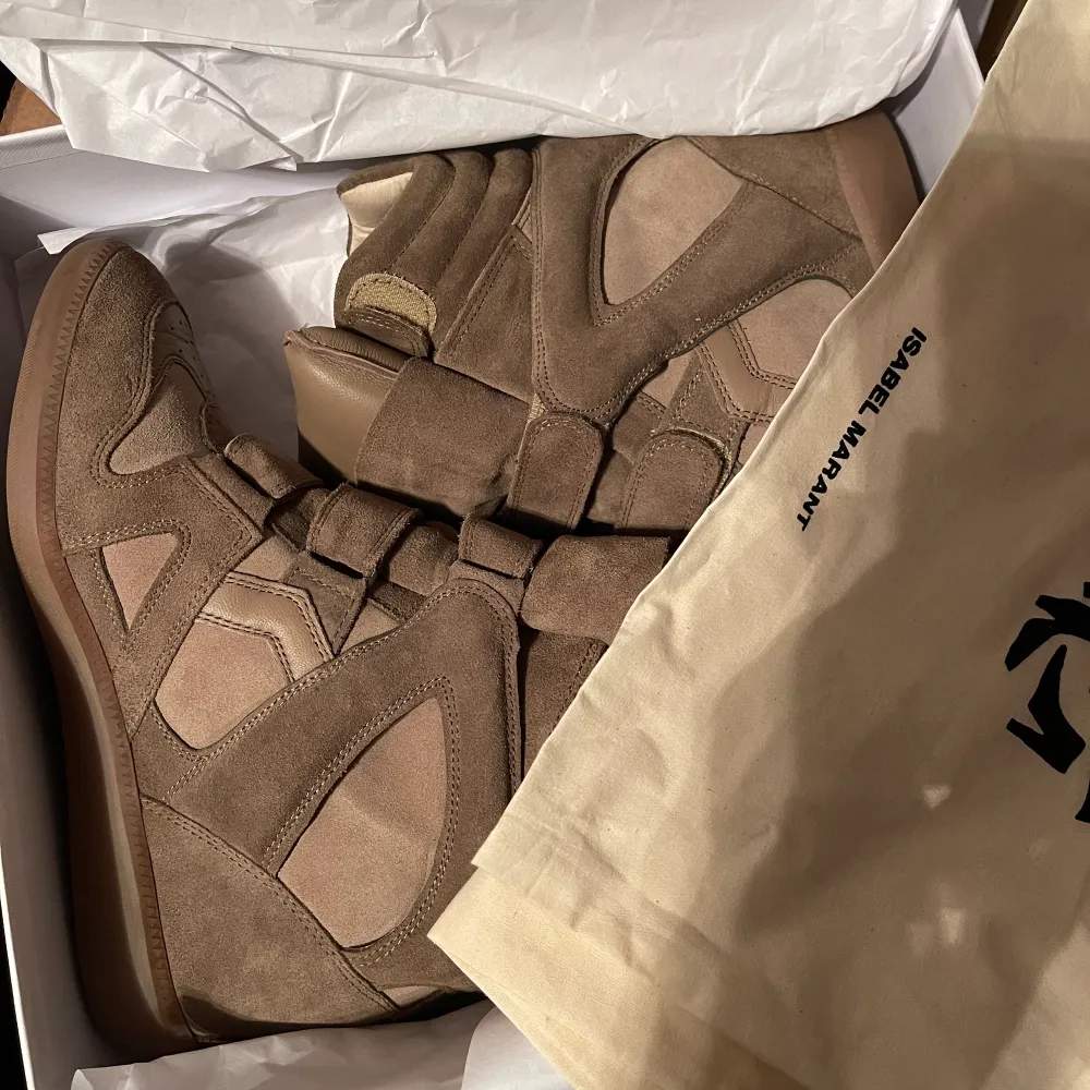 Fantastiskt fina nästintill oanvända Isabel Marant skor i storlek 40. Köpa för ca 4500. Box & dustbags ingår.. Skor.