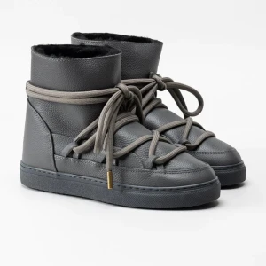 Inuikiis - Säljer mina gråa inuikiis i läder då de ej kommer till användning längre. Köpta förra vintern men knappt använda och har inga större defekter. Köpta för 2800kr på NK. ❤️Stl 40 men jag har 39 och de passar perfekt. 🙌🏼