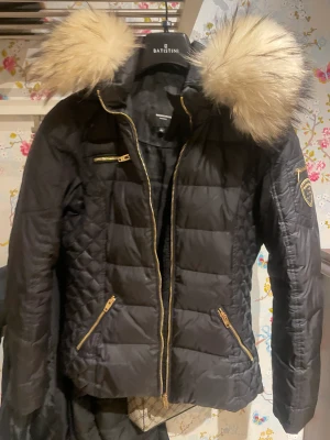 Rock and blue vinter jacka  - Min rock and blue jacka ska bli såld hörni köpte för ungefär 2995 kr den är äkta och de är även äkta päls. Ni kan gärna ge förslag på priser också! Den är en väldigt bra vinter jacka jätte varm tycker jag säljer denna nu för den hänger bara och köpt en ny