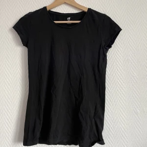 Svart T-shirt  - Enkel svart T-shirt 