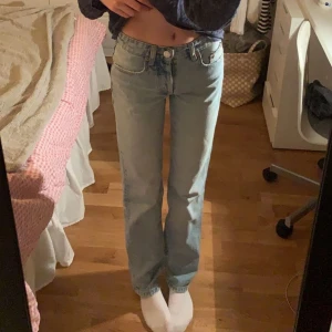 Zara mid rise jeans - Zaras mid rise straight jeans i storlek 32. Använda men fortfarande i väldigt bra skick. Passar perfekt till allt! ❤️‍🔥🤩 pris kan alltid diskuteras.