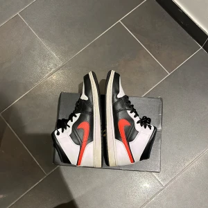 Jordan 1 chile red  - Ett par Jordan 1 mids chile red i extremt fint skick 9/10