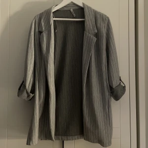 Tunn jacka/blazer  - Tunn jacka/blazer i bomull från stradivarius, strl L. Endast använd någon enstaka gång. Har en liten slits på 10 cm i sidorna.