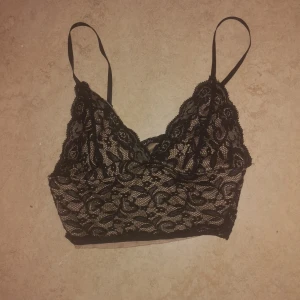 Topp - Snygg topp från new Yorker. Använd typ 3 gånger och är tvättad. Nypris: 159kr