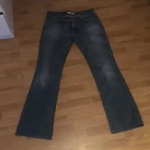 Jag säljer ett par blåa low waisted bootcut jeans från märket fornarina. Är lite slitna på knäna men annars inga skador. Dom är i i strlk S men är ganska mycket mindre.💗 köparen står för frakt. Pris kan diskuteras. (Ordinarie pris 1299kr) TRYCK EJ PÅ KÖP!