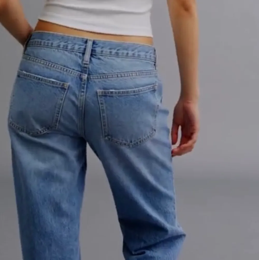 As coola low waist jeans från Gina, extremt sköna och snygga till en kort t shirt tex. Som nya! Så bekväma, klicka INTE på köp nu. Sista bilden är min egna, fina till uggs tex. Som sagt helt som nya och de kostar egentligen 499 så mycket sänkt pris. Jeans & Byxor.