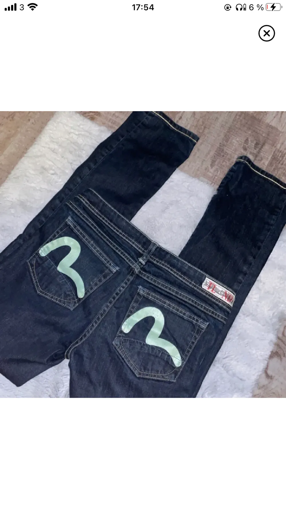 ass snygga lågmidjade evisu jeans, i storlek 29. Säljer för att de var för små. Skriv privat om ni undrar över något ☺️. Jeans & Byxor.