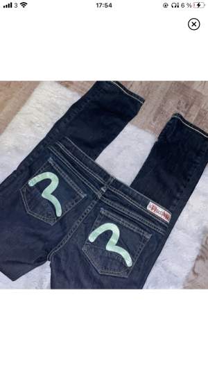 ass snygga lågmidjade evisu jeans, i storlek 29. Säljer för att de var för små. Skriv privat om ni undrar över något ☺️