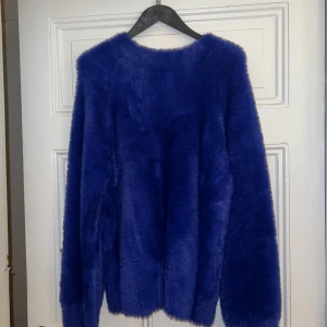 Hm innovation 2021 - Säljer en sååå mysig oversized fluff sweatshirt från H&M innovation 2021 kollektionen! Endast testad hemma köptes för 799kr säljer för 300kr. Storlek  XS men oversized SÅLD