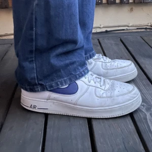 Nike Air force 1  - Vita Nike Air Force 1 Skick: 6/10 Väl använda, sliten sula men fräscha annars.  Storlek 45,5. Pris: 99kr+frakt 