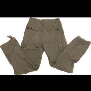 cargo pants - säljer mina as snygga cargo pants från carhartt då de inte kommer till användning längre, de har lite röd färg på sig som inte går bort och lite hål :) men annars i bra skick