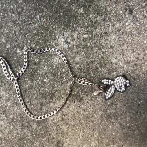 Playboy halsband  - Kedja kommer till i silver (men är nog snyggast att sätta på en kortare! )   