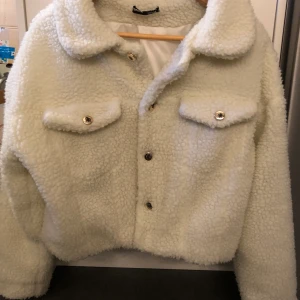 Fluffig jacka - Fluffig krämvit jacka, perfekt t hösten