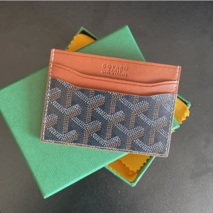 Goyard plånbok  - Hej, nu säljer jag min plånbok eftersom jag inte behöver den längre då jag köpt en ny. Skick 9/10 den är nästan helt ny. Pris går att diskuteras, för frågor eller funderingar så är det bara att skriva. Mvh 😁