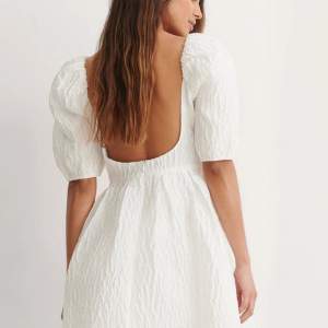 Superfin klänning, perfekt till student✨säljer för 300+ frakt alt om någon vill byta mot en 38/36🫶🏻