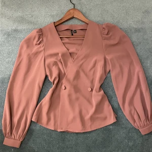 Vero Moda blus  - En oanvänd blus från Vero Moda i storlek S  Har väldigt bra skick. 