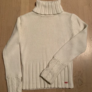 Stickad tröja - En mysig stickad tröja från esprit i storlek S men passar även XS! Köpt för 600kr och säljes då den ej kommer till användning!