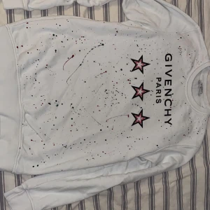 Givenchy sweatshirt i storlek M - Sweatshirt i storlek M, köptes för 1 år sedan men är knappast använd, den har inga defekter alls alltså ganska så bra skick. Den köptes för 2300kr men priset kan diskuteras ( säljer åt min kille )💓