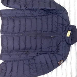 Parajumper jacka storlek Young M - Jacka i storlek Young M köptes för ungefär 2 år sedan, men använd en vår bara vilket innebär att den legat resten utav tiden alltså ganska bra skick. Nypris var 3000 kr ( säljer åt min kille )💓