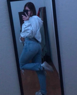 Gina byxor  - Jag säljer dessa byxor för jag andra dem inte längre och hållen på knäna har blivit lite större 