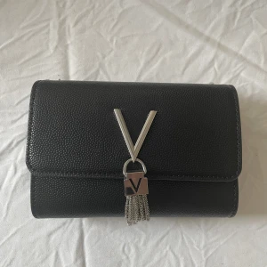 Valentino Divina Crossbody Bag - En svart Valentino väska med detaljer i silver. Säljer den för att silver inte är min färg.  Använd 1 gång.   Kan mötas upp i Västerås eller så betalar köparen frakt. Tar endast emot Swish 💨 