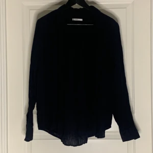 Linneskjorta - Otrolig linneskjorta i mörkblå färg, bilden gör varken plagget eller färgen rättvisa! Köpt på Cubus! Har för mig att nypris var 599kr! 