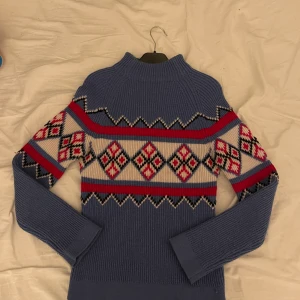 Stickad peaktröja - Såå fin peakperformance tröja i stickat material! Sticks inte och är superskön och varm, jättefint mönster☺️