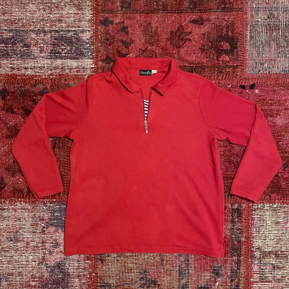 Stilig röd half zip sweatshirt som är i perfekt skick som sitter perfekt (skriv för mer information!). Hoodies.
