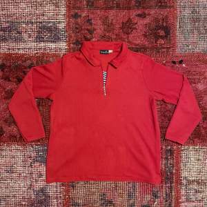 Stilig röd half zip sweatshirt som är i perfekt skick som sitter perfekt (skriv för mer information!)
