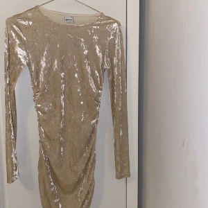 Biege sammetsklänning  - Toppskick strl xs/s