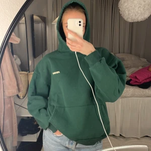 Hoodie - Grön FRNDS hoodie. Nopprig, därav priset. Köpt för 500kr. Tryck inte på KÖP NU! 💖