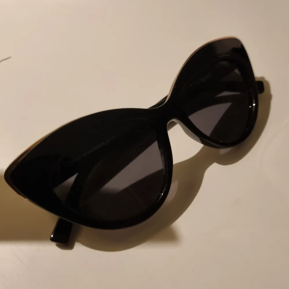 Slutsålda solglasögon från Le Specs i modellen 