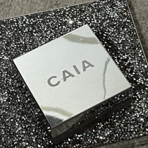 SETTING POWDER CAIA - Säljer mitt löspuder från caia i färgen honey glow då jag inte har använt det!💕superfin om man inte gillar en matt look! Testad cirka 3 ggr⭐️säljer även fler produkter från caia på min sida’