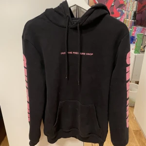 Hoodie  - Svart hoodie med blomtryck i bak och massa rosa detaljer. Använd flertal gånger men bra skick!! 