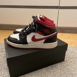 säljer air jordan 1 mid gym red black (gs) i super fint skick!! dom är varsamt använda och säljer för att jag inte använder dom längre ❤️‍🩹 låda kan fås med om så önskas   nypris 1900:-