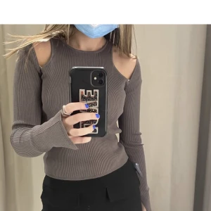 Tröja cut out - Super cool tröja med cut out och slits i armarna super fin men använd ej 