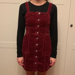 Manchesterklänning strl 36 - Vinröd manchesterklänning från H&M, stretchigt material. Använd vid två tillfällen, sitter för tight på mig. Frakt 63 kr. 