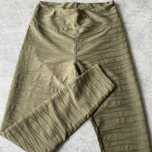 RÖHNISCH W WAVE TIGHTS BURNT OLIVE - Säljer dessa helt oanvända träningstights från Röhnisch med lappen kvar! Superfin färg hittade tyvärr ingen bild med den rätta färgen, men ni ser hur de sitter på. Ordinarie pris är 500kr. Hör av er om ni har fler frågor. ✨