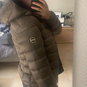 Colmar jacka  - Säljer denna få jag tycker den inte passar mig mer! Nypris runt 3000 och jackan har inga defekter då jag köpte den för kanske 2 månader sen Storleken är 44 i Italiesk storlek och skulle säga att den är som en S-M men passar även en xs! ❤️❤️