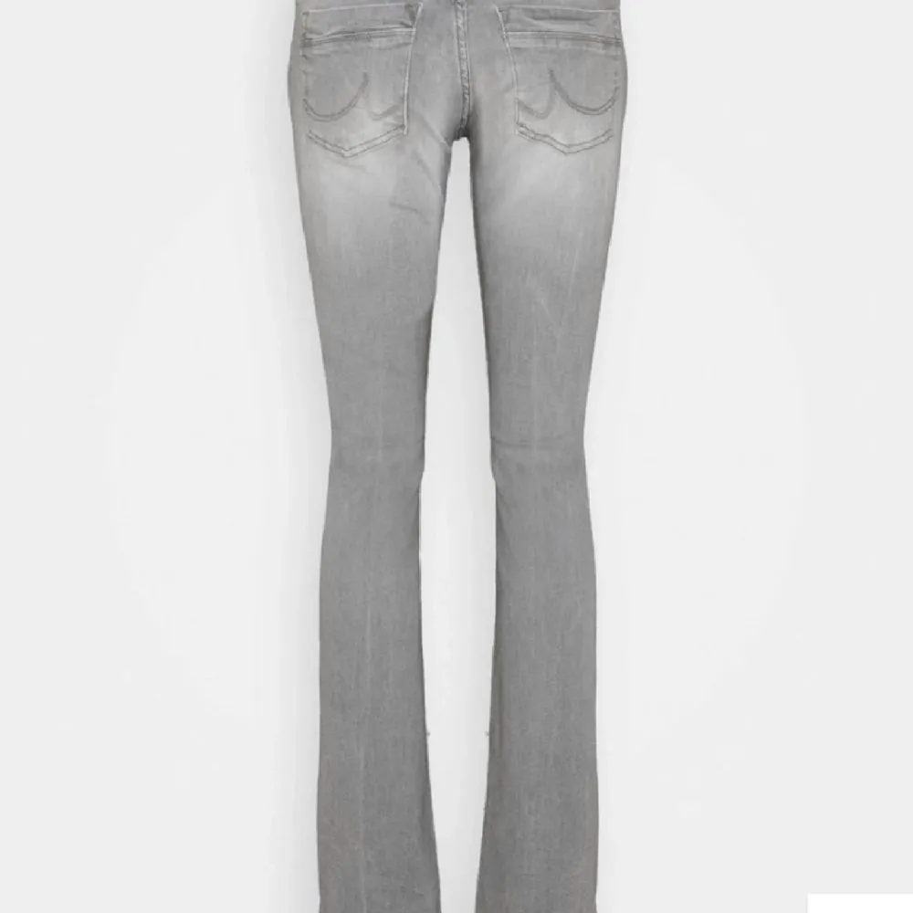 Säljer mina näst till oanvända ltb jeans, köpte två storlekar så därav säljer jag❤️❤️ st 28/34. Jeans & Byxor.