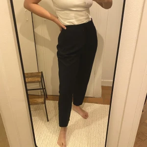 Zara svarta kostymbyxor strlk 40/L - Superfina kostymbyxor från Zara med detaljer i form av sömmar i midjan, säljer i flera färger pga att de tyvärr blivit för stora. Väldigt fint skick. Passar verkligen till allt, vardag som fest. Pris exkl frakt. Kan mötas upp om du bor i Stockholm.