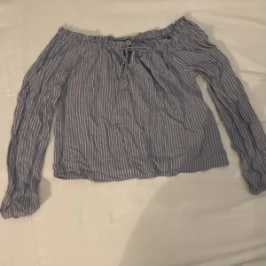 Hollister topp - Gullig långärmad blå och vit randig hollister off shoulde topp med rysch och knytdetalj