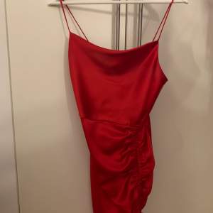 En röd silkes klänning från Zara i storlek xs, använd vid endast ett tillfälle. Tyvärr blivit för liten